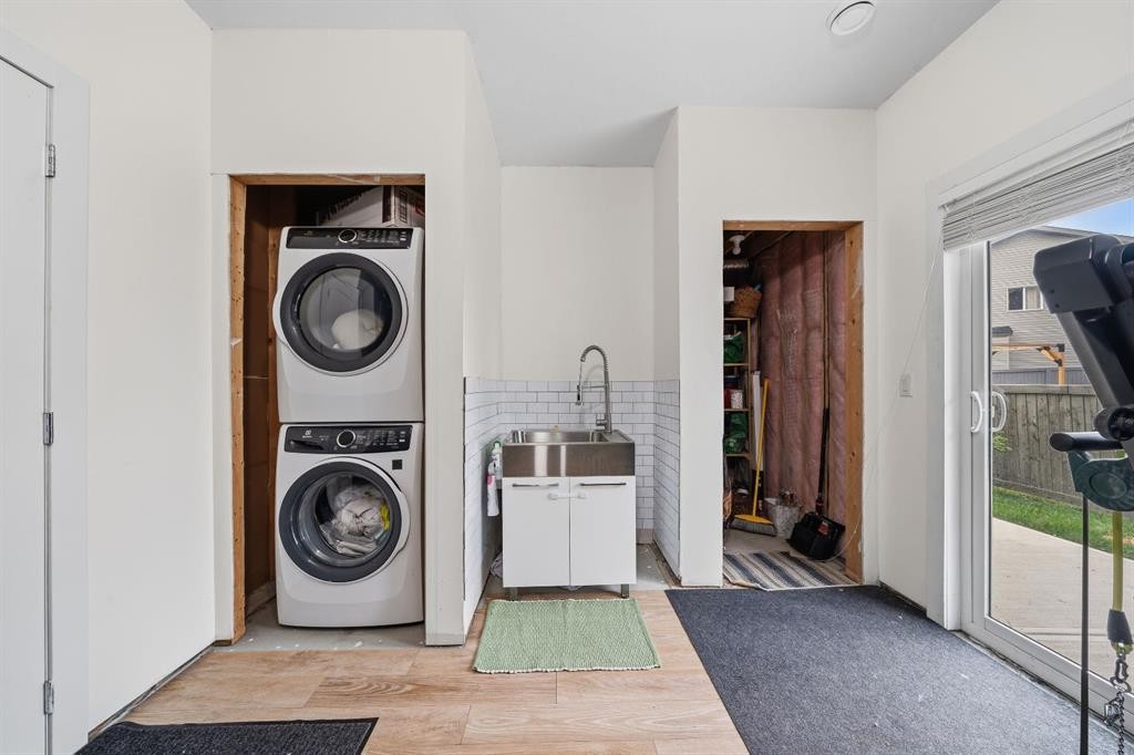 418 Copperstone Manor Se, Calgary, AB - Indoor Photo Showing Laundry Room