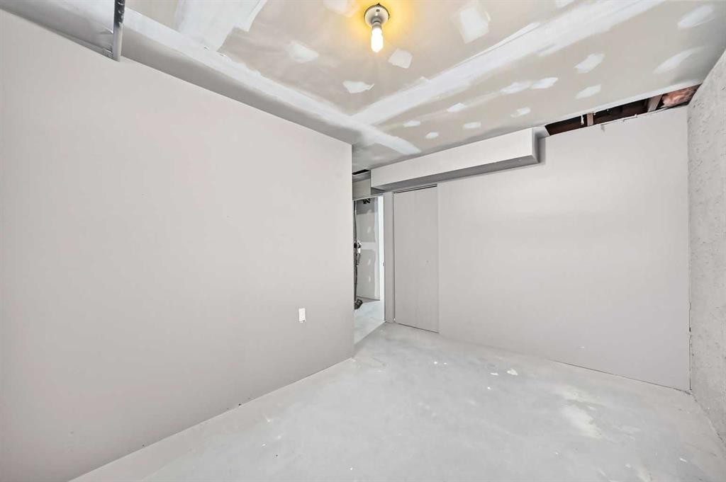 91 Cedarwood Hill Sw, Calgary, AB - Indoor Photo Showing Other Room