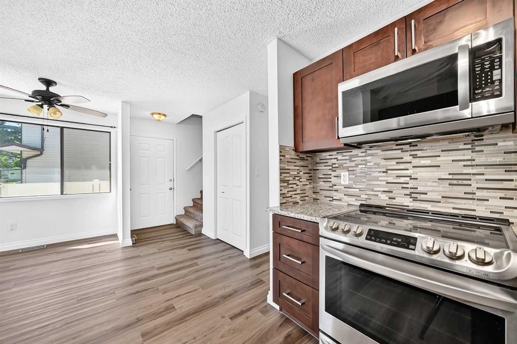 91 Cedarwood Hill Sw, Calgary, AB - Indoor Photo Showing Kitchen