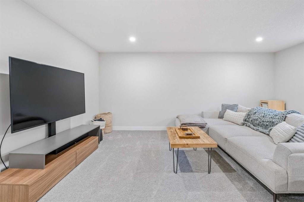 38 Cranleigh Common Se, Calgary, AB