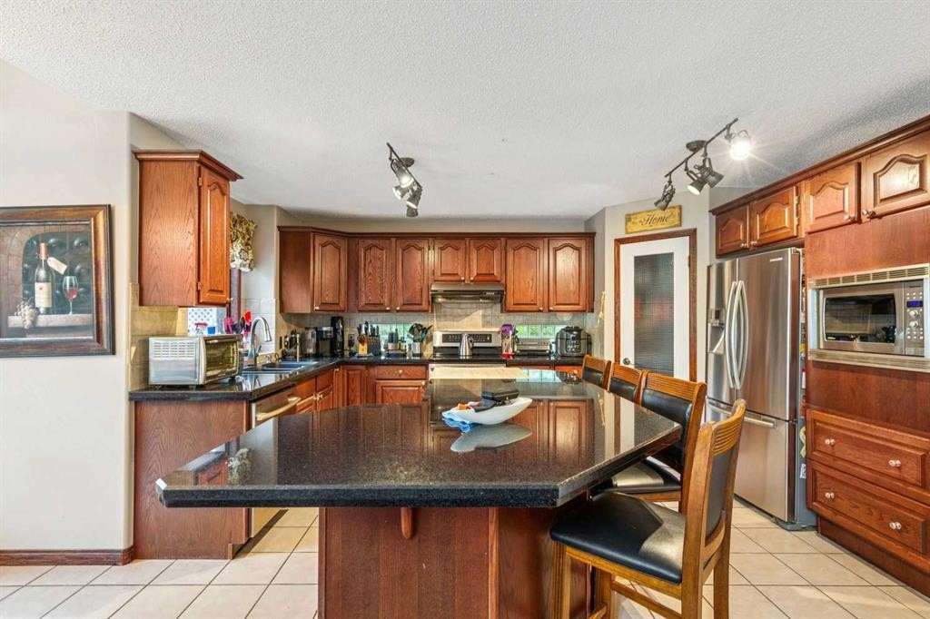 27 Valley Creek Bay Nw, Calgary, AB
