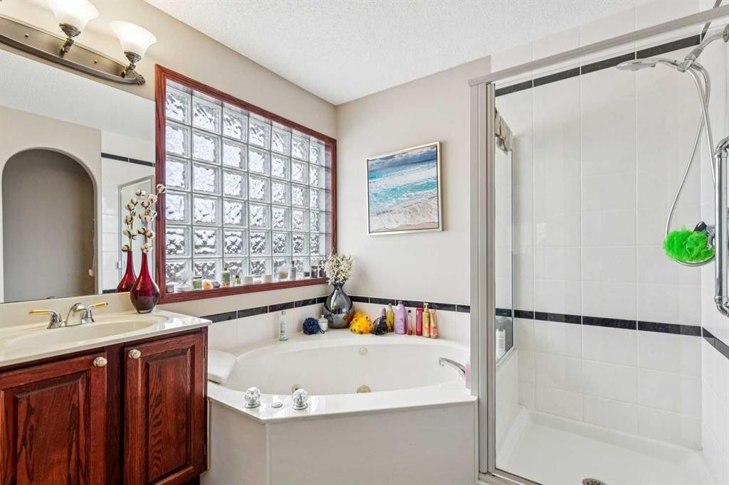 27 Valley Creek Bay Nw, Calgary, AB