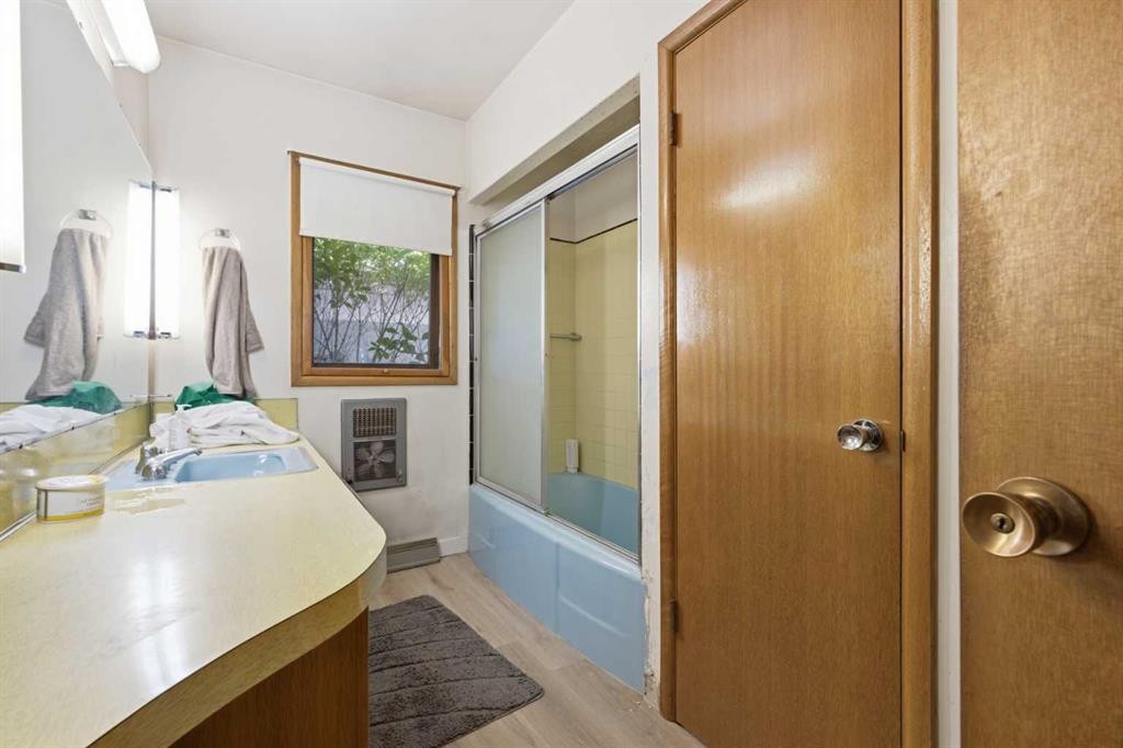 3720 Spruce Drive Sw, Calgary, AB - Indoor Photo Showing Bathroom