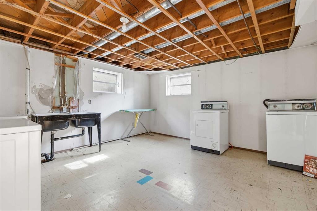 3720 Spruce Drive Sw, Calgary, AB - Indoor Photo Showing Laundry Room
