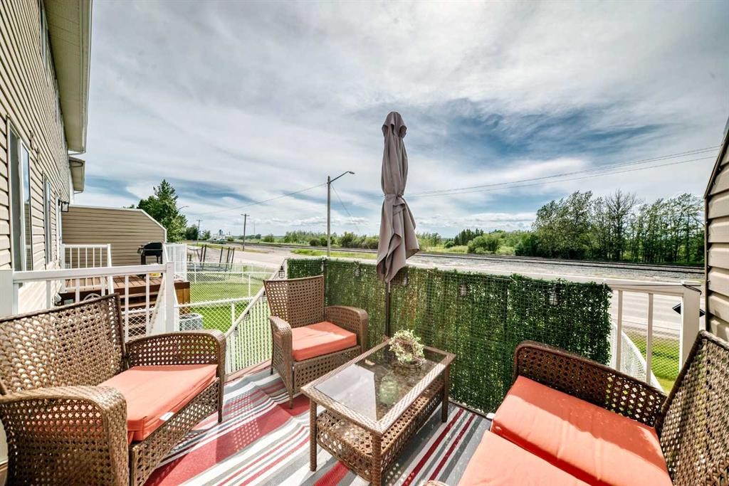 5-2002 22 Avenue, Bowden, AB - Outdoor With Deck Patio Veranda With Exterior