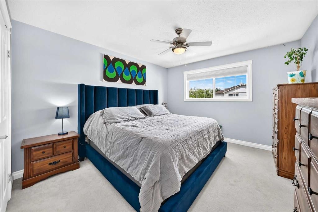 5-2002 22 Avenue, Bowden, AB - Indoor Photo Showing Bedroom