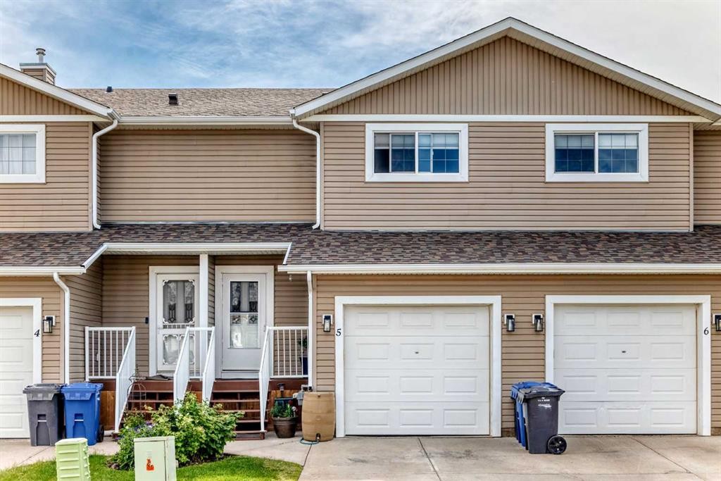 5-2002 22 Avenue, Bowden, AB - Outdoor With Facade With Exterior