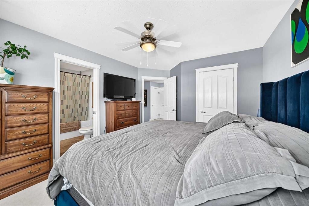 5-2002 22 Avenue, Bowden, AB - Indoor Photo Showing Bedroom