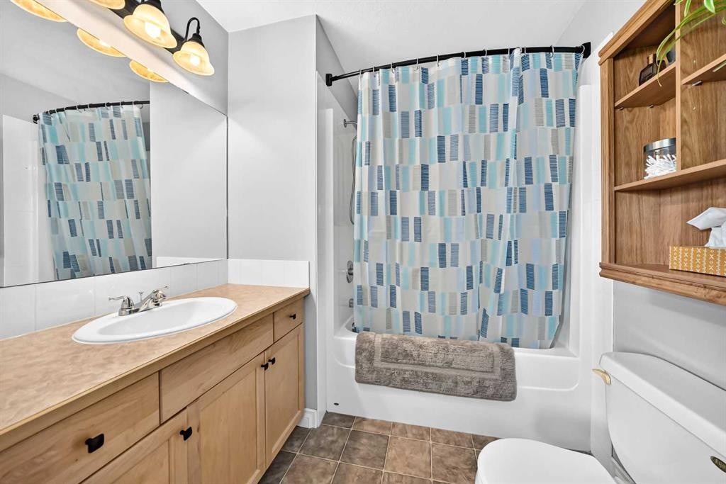 5-2002 22 Avenue, Bowden, AB - Indoor Photo Showing Bathroom