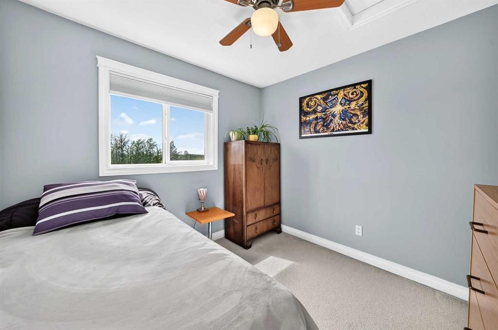5-2002 22 Avenue, Bowden, AB - Indoor Photo Showing Bedroom