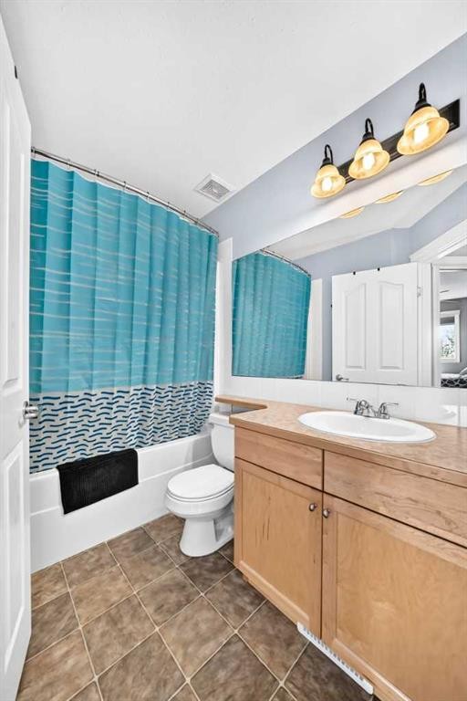 5-2002 22 Avenue, Bowden, AB - Indoor Photo Showing Bathroom
