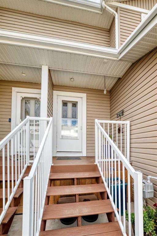 5-2002 22 Avenue, Bowden, AB - Outdoor With Deck Patio Veranda With Exterior