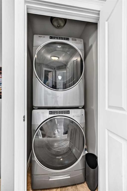 5-2002 22 Avenue, Bowden, AB - Indoor Photo Showing Laundry Room