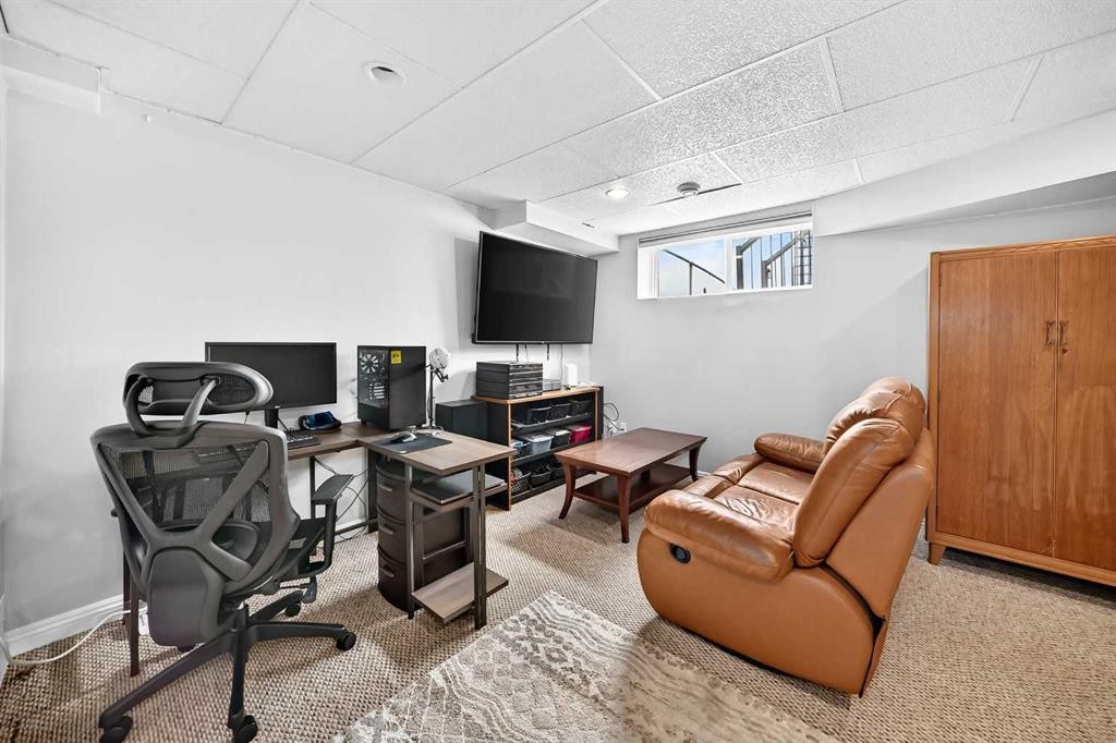 5-2002 22 Avenue, Bowden, AB - Indoor Photo Showing Office