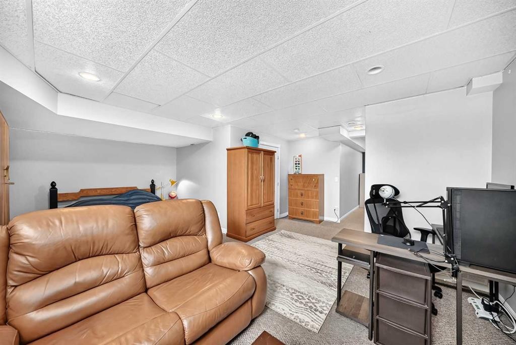 5-2002 22 Avenue, Bowden, AB - Indoor