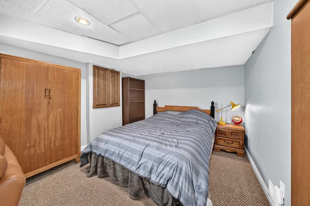 5-2002 22 Avenue, Bowden, AB - Indoor Photo Showing Bedroom