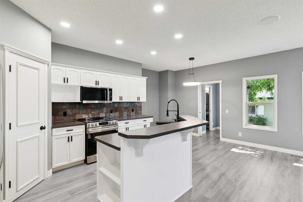 137 Prestwick Mews Se, Calgary, AB - Indoor Photo Showing Kitchen