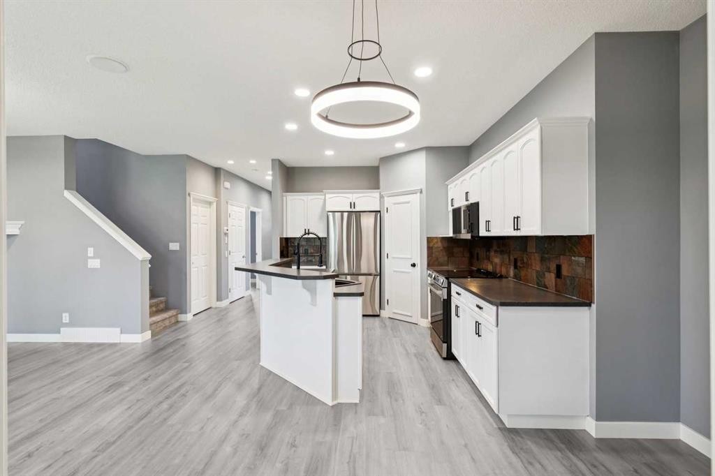 137 Prestwick Mews Se, Calgary, AB - Indoor Photo Showing Kitchen