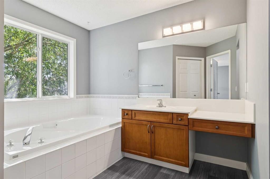 137 Prestwick Mews Se, Calgary, AB - Indoor Photo Showing Bathroom