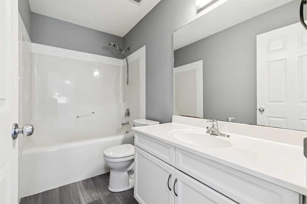 137 Prestwick Mews Se, Calgary, AB - Indoor Photo Showing Bathroom