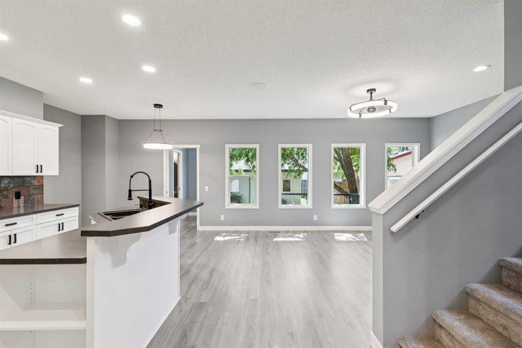 137 Prestwick Mews Se, Calgary, AB - Indoor Photo Showing Kitchen