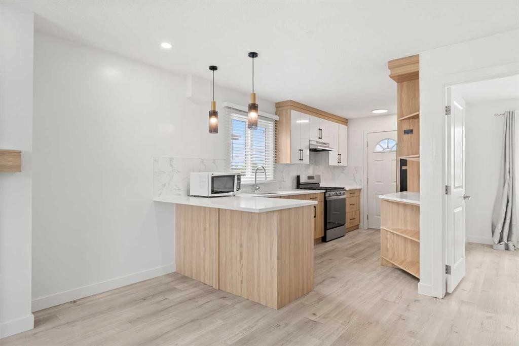 424 Penbrooke Crescent Se, Calgary, AB - Indoor Photo Showing Kitchen With Upgraded Kitchen