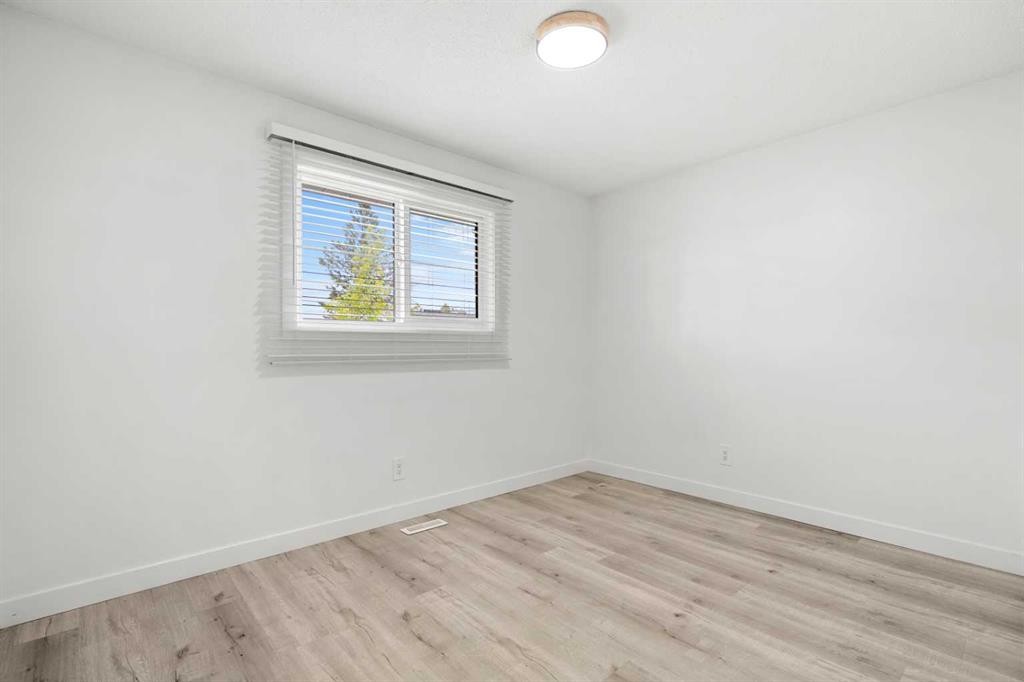 424 Penbrooke Crescent Se, Calgary, AB - Indoor Photo Showing Other Room