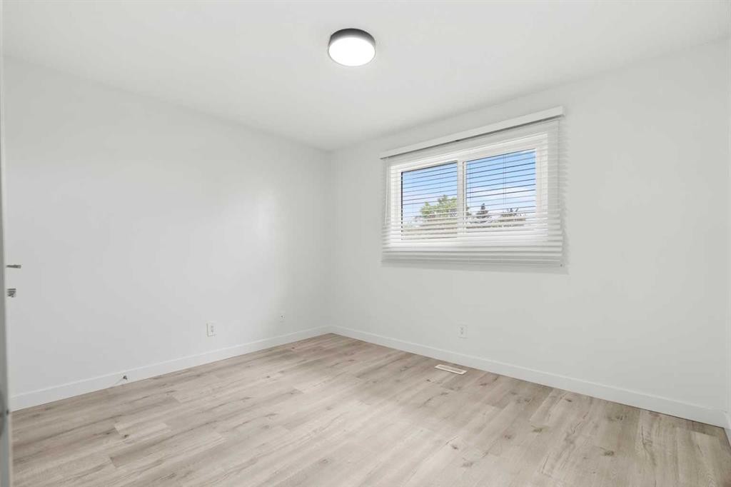 424 Penbrooke Crescent Se, Calgary, AB - Indoor Photo Showing Other Room