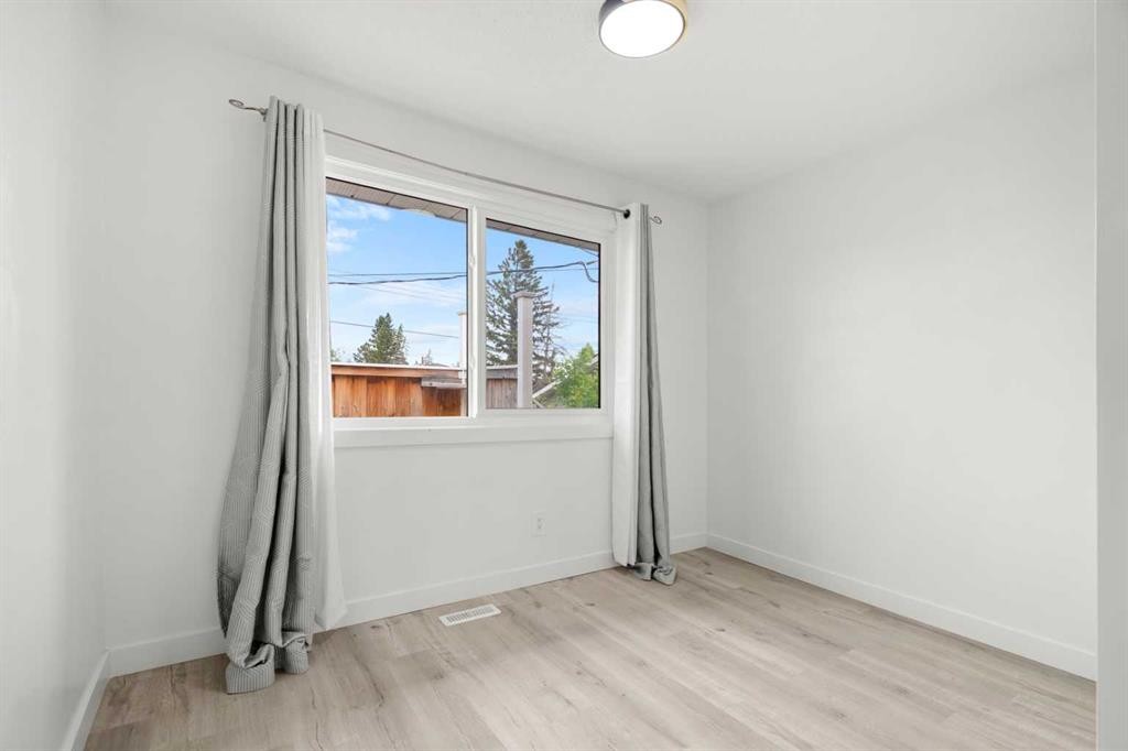 424 Penbrooke Crescent Se, Calgary, AB - Indoor Photo Showing Other Room