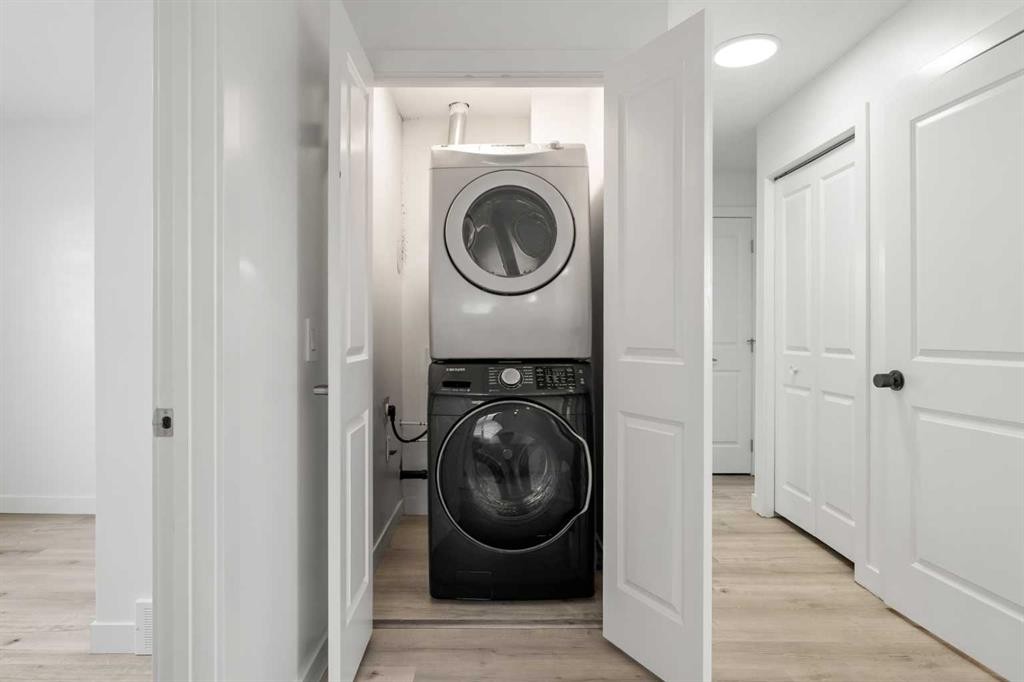 424 Penbrooke Crescent Se, Calgary, AB - Indoor Photo Showing Laundry Room