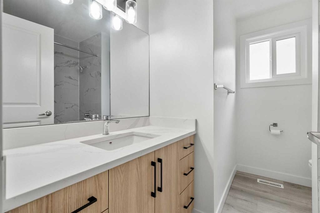 424 Penbrooke Crescent Se, Calgary, AB - Indoor Photo Showing Bathroom