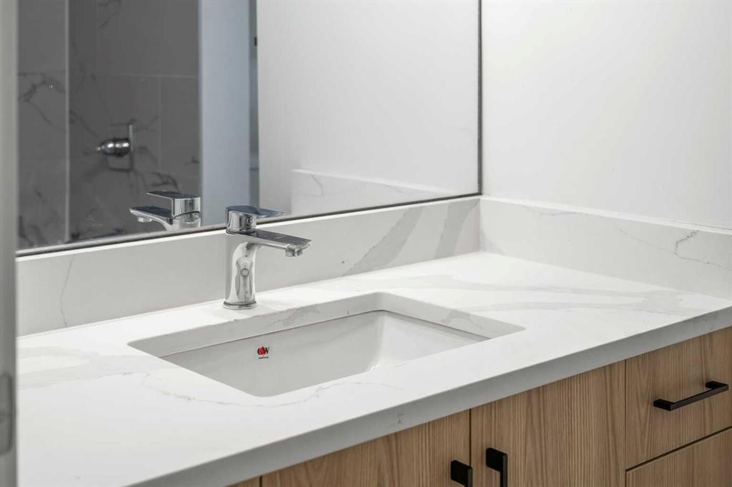 424 Penbrooke Crescent Se, Calgary, AB - Indoor Photo Showing Bathroom