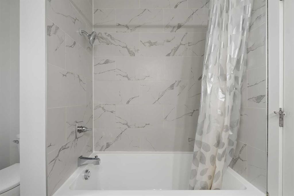 424 Penbrooke Crescent Se, Calgary, AB - Indoor Photo Showing Bathroom