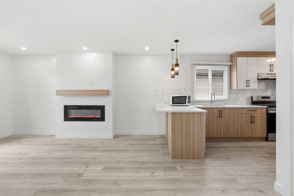 424 Penbrooke Crescent Se, Calgary, AB - Indoor With Fireplace