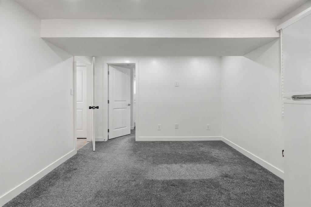 424 Penbrooke Crescent Se, Calgary, AB - Indoor Photo Showing Other Room