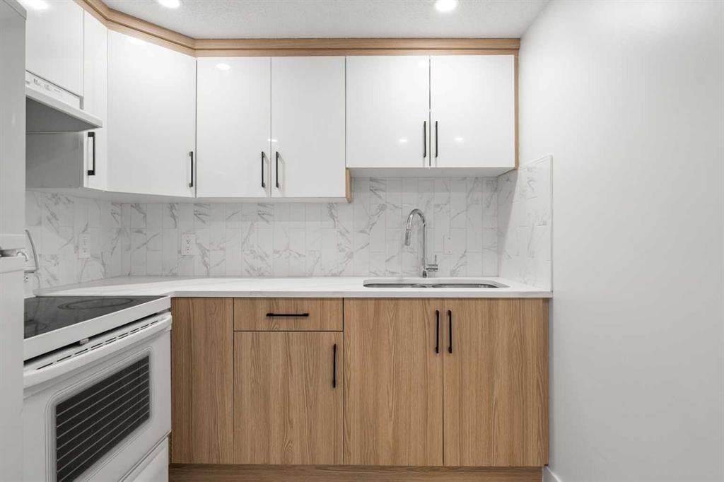 424 Penbrooke Crescent Se, Calgary, AB - Indoor Photo Showing Kitchen