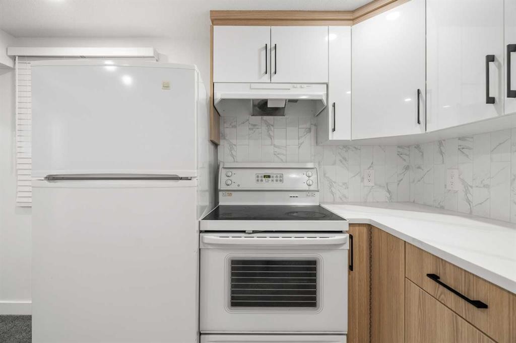 424 Penbrooke Crescent Se, Calgary, AB - Indoor Photo Showing Kitchen