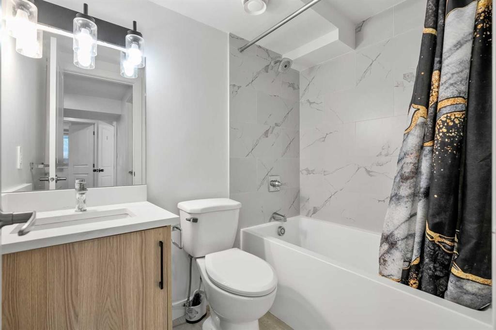 424 Penbrooke Crescent Se, Calgary, AB - Indoor Photo Showing Bathroom