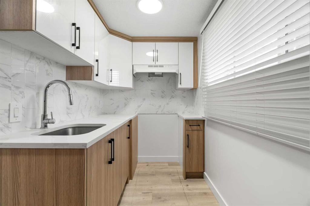 424 Penbrooke Crescent Se, Calgary, AB - Indoor Photo Showing Kitchen