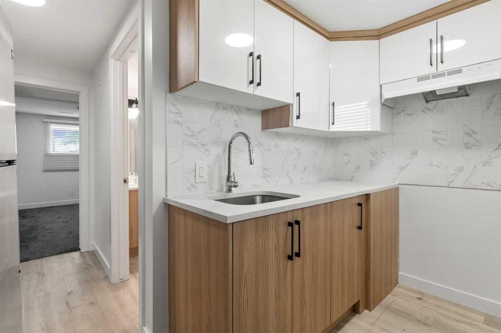424 Penbrooke Crescent Se, Calgary, AB - Indoor Photo Showing Kitchen