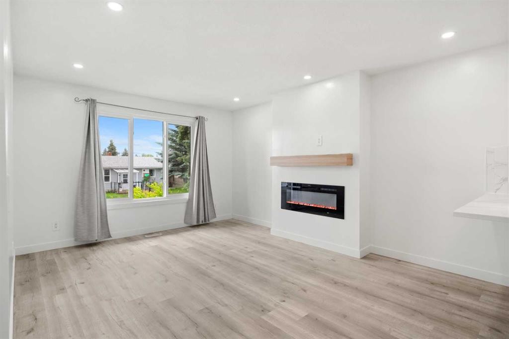 424 Penbrooke Crescent Se, Calgary, AB - Indoor Photo Showing Living Room With Fireplace