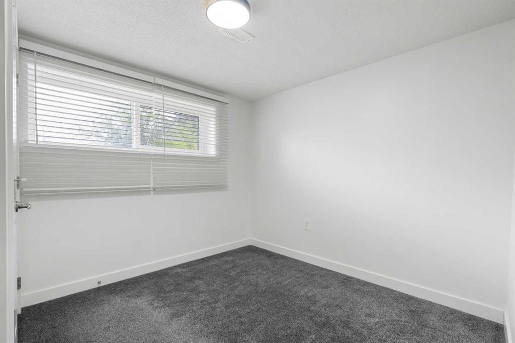 424 Penbrooke Crescent Se, Calgary, AB - Indoor Photo Showing Other Room