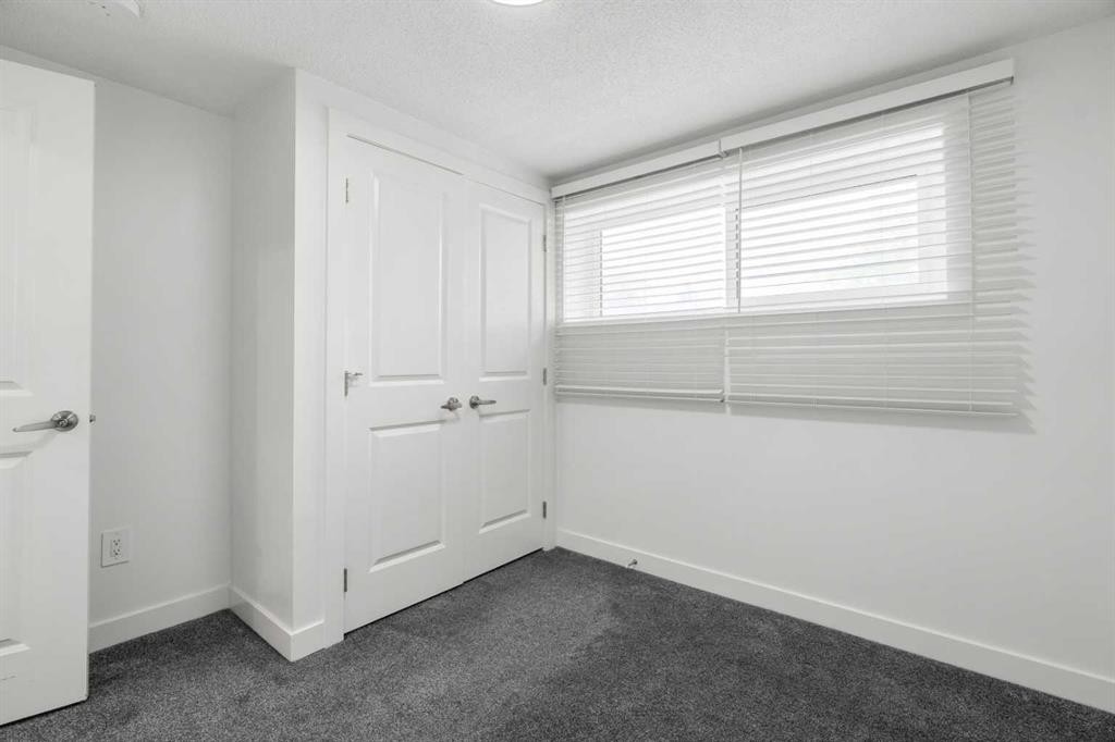 424 Penbrooke Crescent Se, Calgary, AB - Indoor Photo Showing Other Room