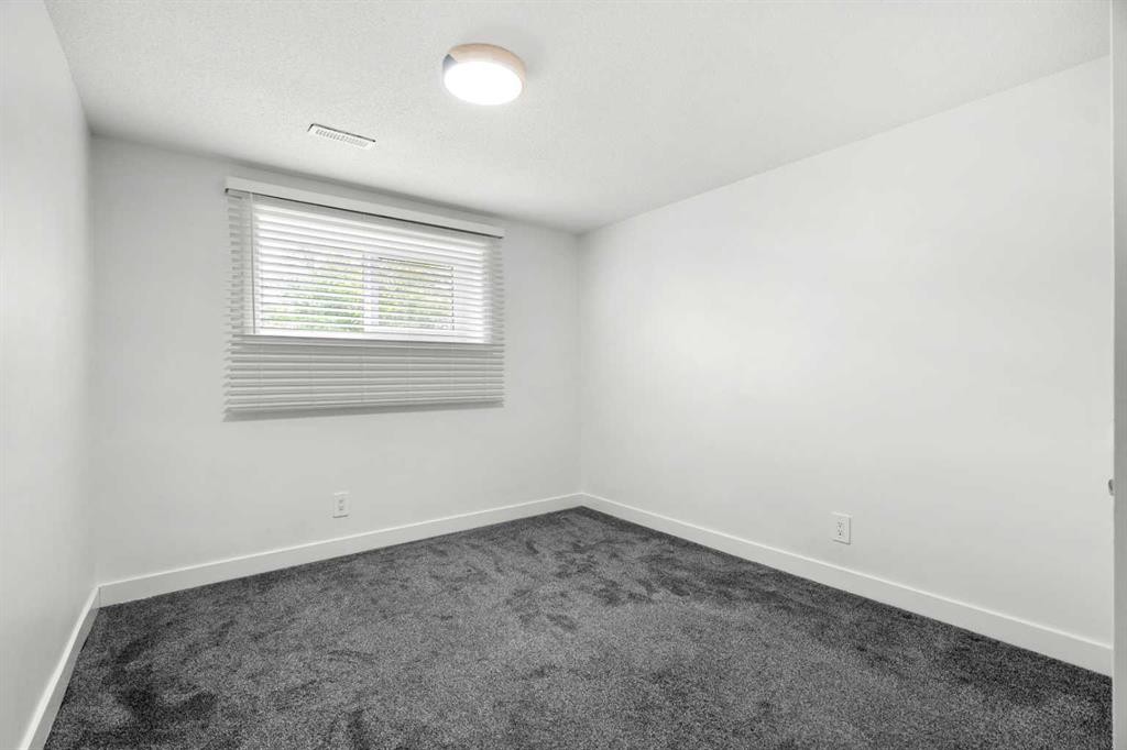 424 Penbrooke Crescent Se, Calgary, AB - Indoor Photo Showing Other Room