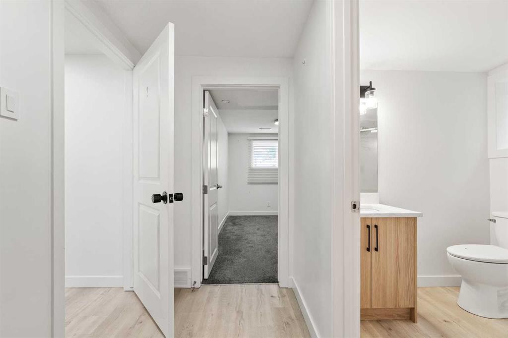 424 Penbrooke Crescent Se, Calgary, AB - Indoor Photo Showing Bathroom
