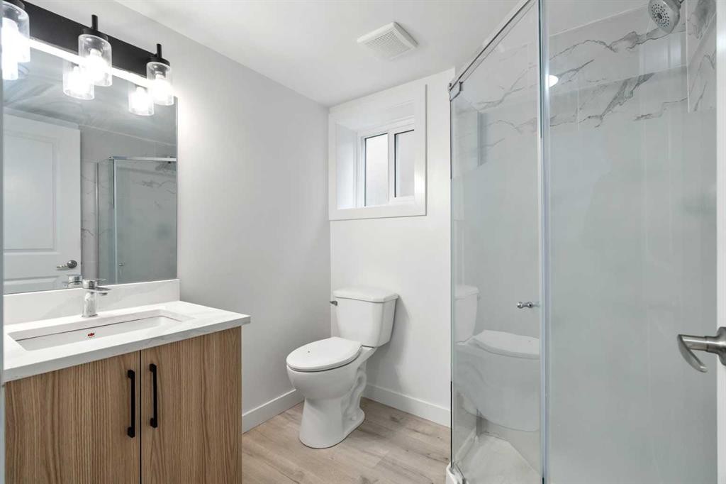 424 Penbrooke Crescent Se, Calgary, AB - Indoor Photo Showing Bathroom