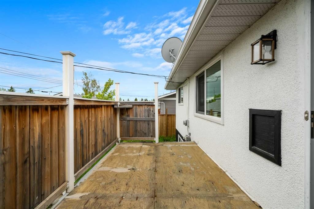 424 Penbrooke Crescent Se, Calgary, AB - Outdoor With Exterior