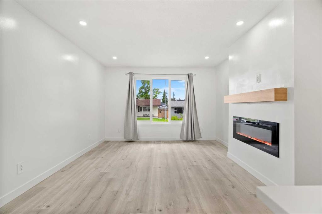 424 Penbrooke Crescent Se, Calgary, AB - Indoor With Fireplace