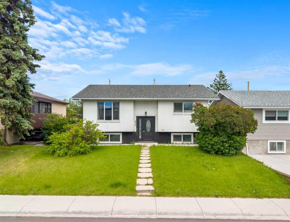 424 Penbrooke Crescent Se, Calgary, AB - Outdoor With Facade
