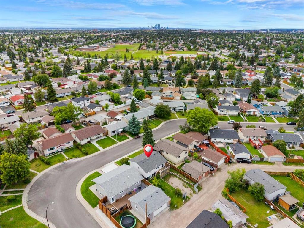 424 Penbrooke Crescent Se, Calgary, AB - Outdoor With View